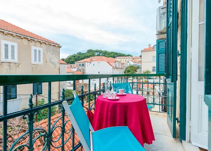 Elegant & Enchanting - Apartment At Old Town Entrance -