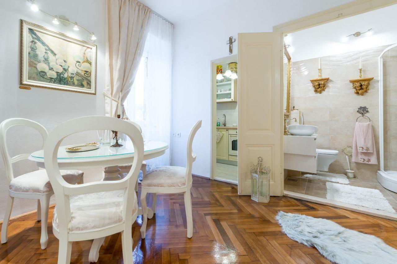 Elegant & Enchanting - At Old Town Entrance - Apartment